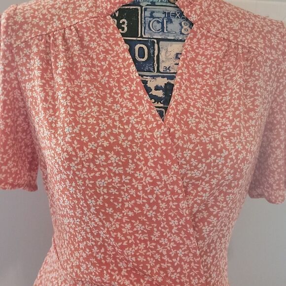 Beautiful flowy top  - Picture 5 of 8